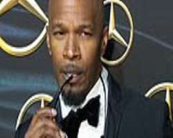 Jamie Foxx smoking